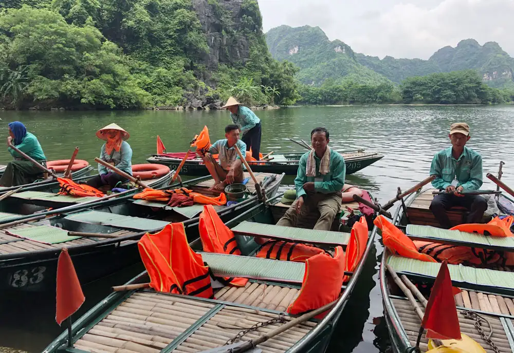 Hình ảnh đi đò trong giấc mơ, một biểu tượng của sự chuyển biến và hành trình mới.