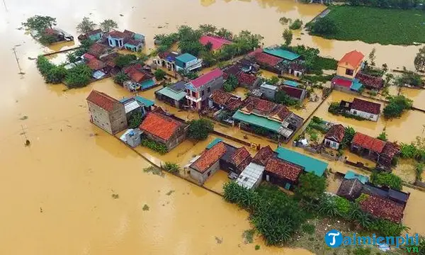 Hình ảnh bão lũ trong giấc mơ, một biểu tượng của sự thay đổi và biến cố.