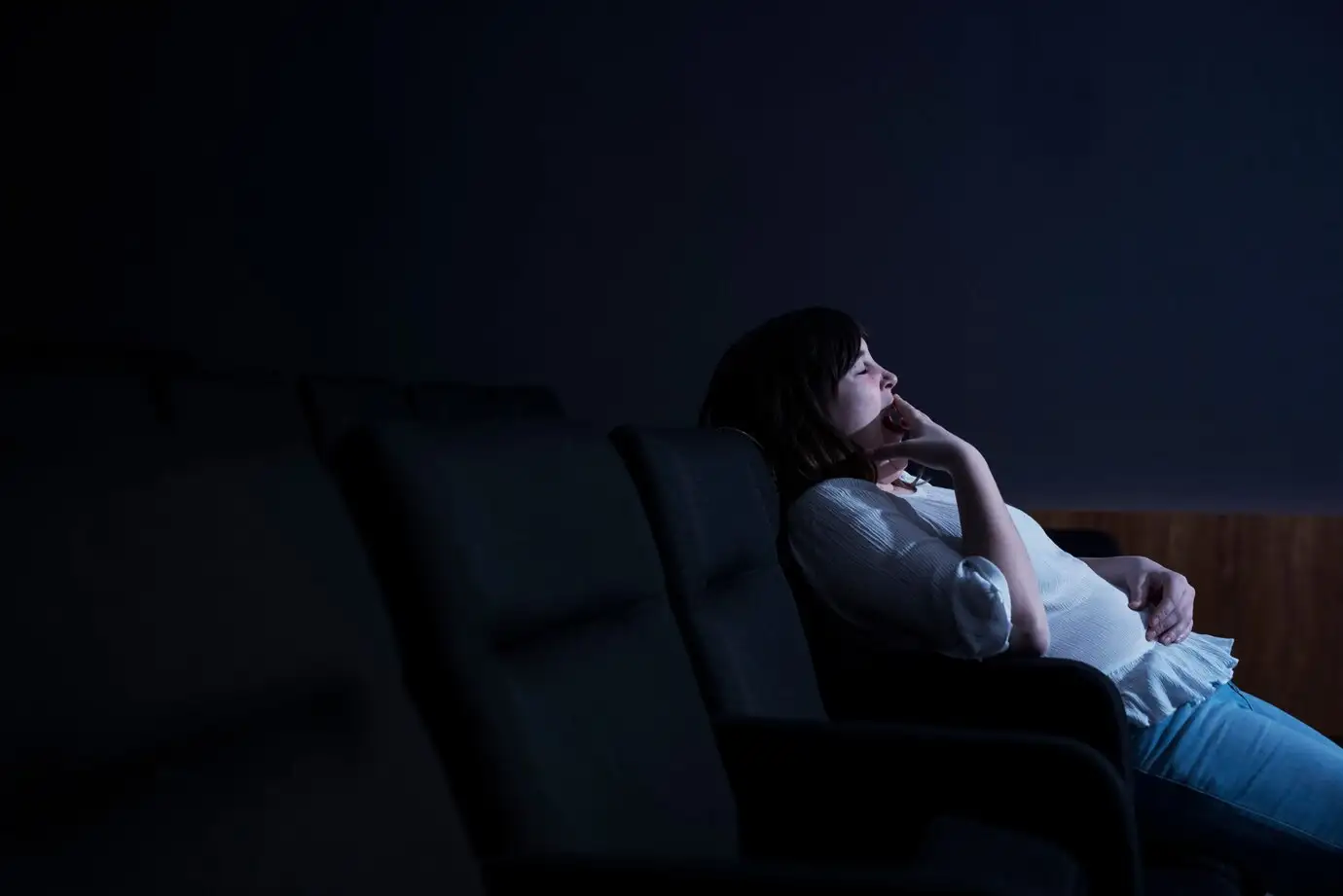 Nửa đêm nghe tiếng gõ cửa nhưng không thấy ai: Điềm báo và ý nghĩa.