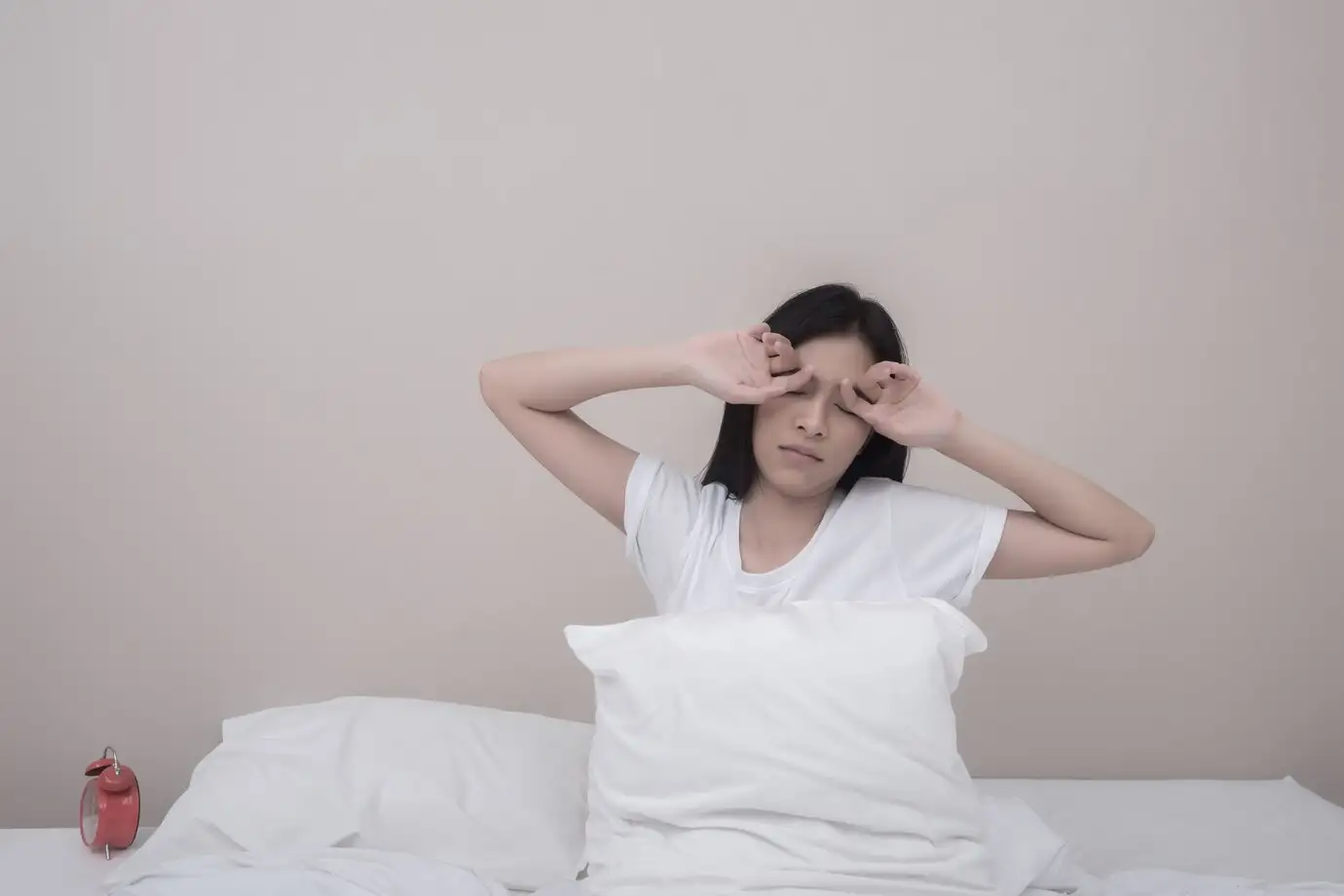 Tìm hiểu ý nghĩa và điềm báo của đang ngủ tự nhiên bật dậy theo phong thủy và tâm linh.