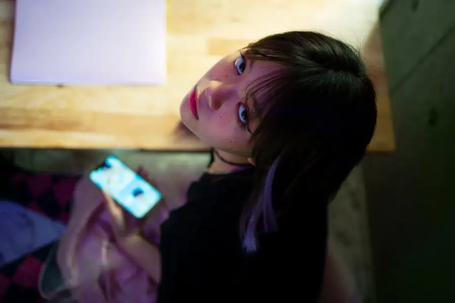 Điện thoại tự bật camera lúc nửa đêm: Thiết bị lỗi hay năng lượng vô hình?