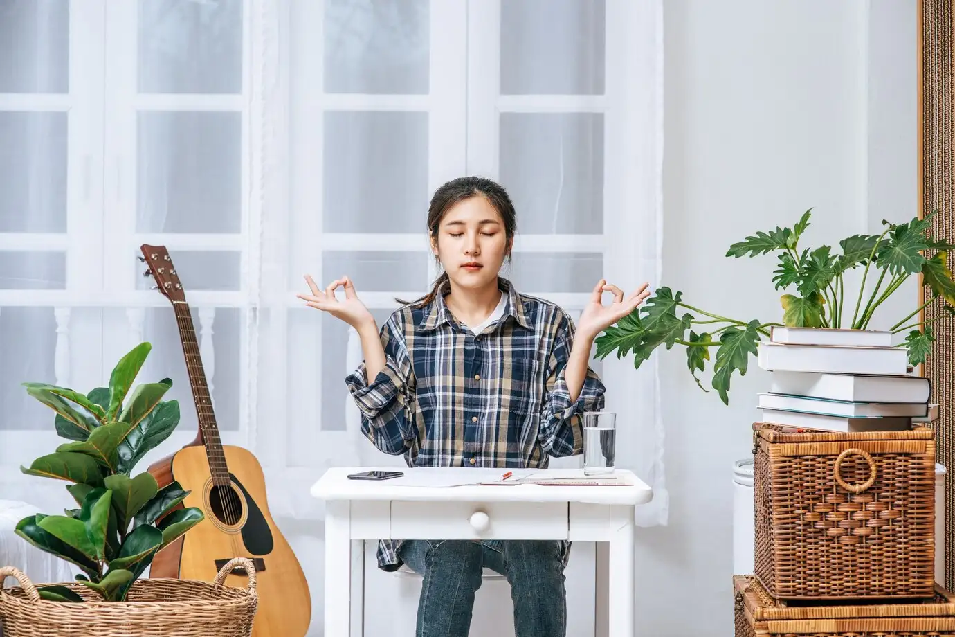 Khám phá các quan niệm và lý giải về hiện tượng nghe gọi tên khi ở một mình, và liệu nó có phải là lỗi não hay âm thanh từ thế giới khác.