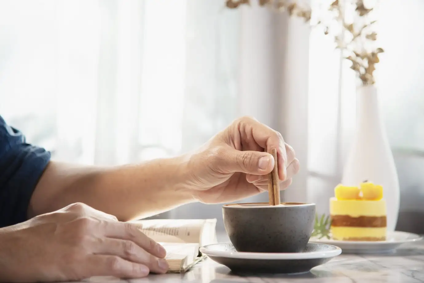 Tìm hiểu về việc thay đổi vị trí bát hương trên bàn thờ và những câu chuyện kỳ bí xung quanh nó.