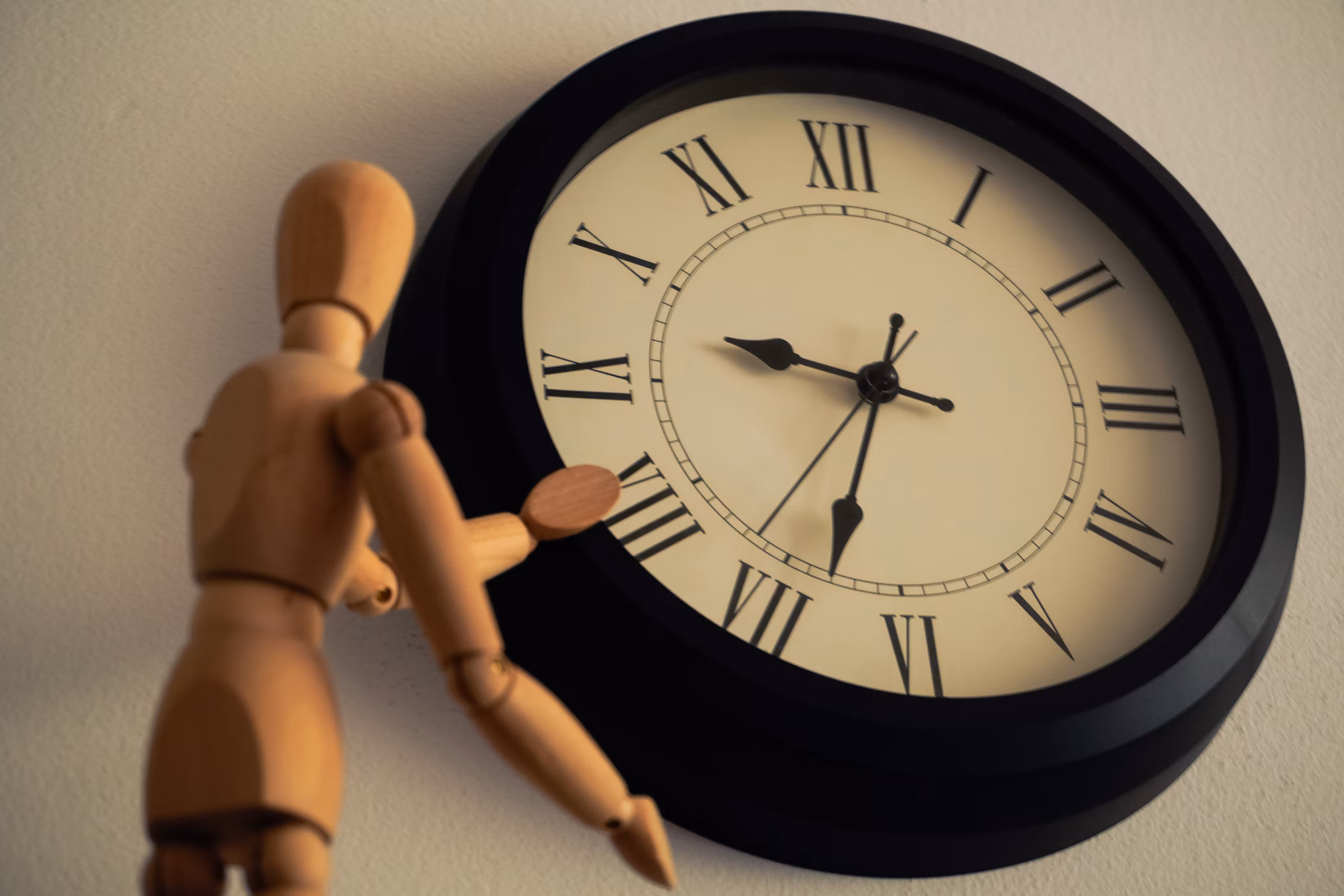 Tìm hiểu về nguyên nhân sâu xa của thói quen trì hoãn và cách nó liên quan đến tổn thương tâm lý.