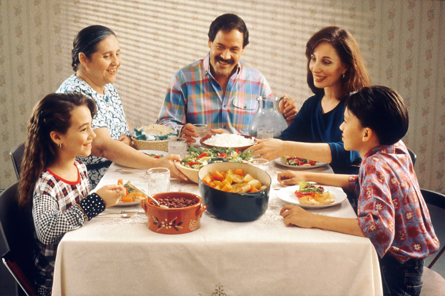 Câu hỏi gợi mở cảm xúc cô đơn, xa cách trong chính môi trường thân thuộc là gia đình.