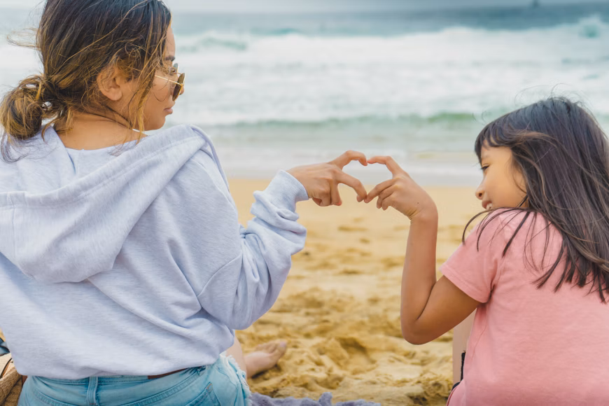 Cha mẹ và con cái cùng ngồi trò chuyện trong không khí ấm cúng, ánh mắt chan chứa sự lắng nghe và thấu hiểu