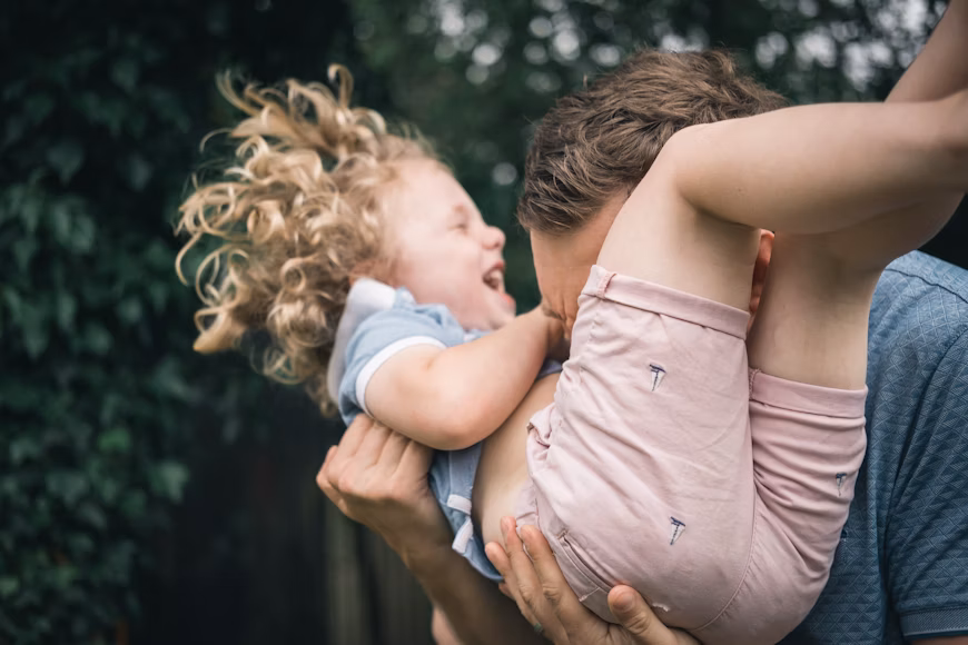 Cha mẹ hiện đại đang bận rộn với công việc, trong khi con cái cô đơn nhìn vào màn hình điện thoại