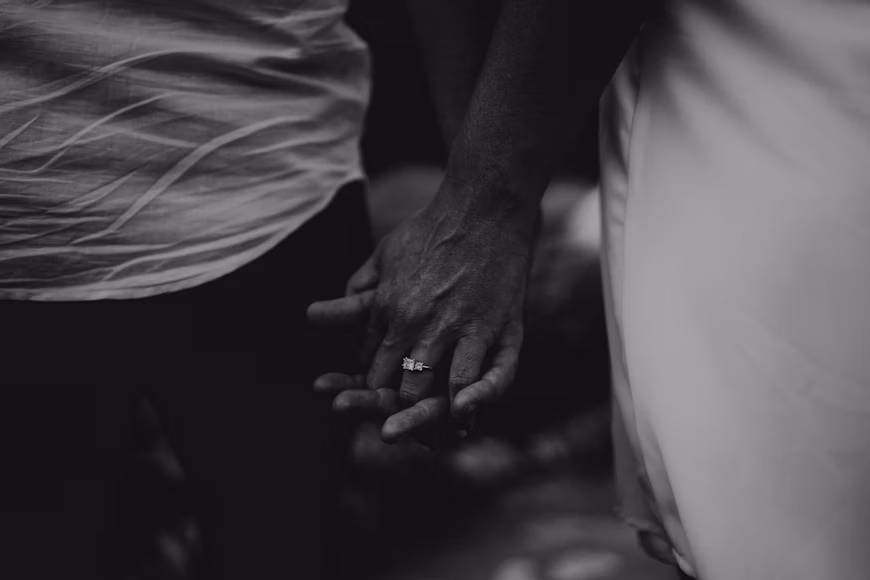 Hai người bạn ôm nhau trong ánh nắng chiều, không cùng huyết thống nhưng đầy yêu thương và gắn bó