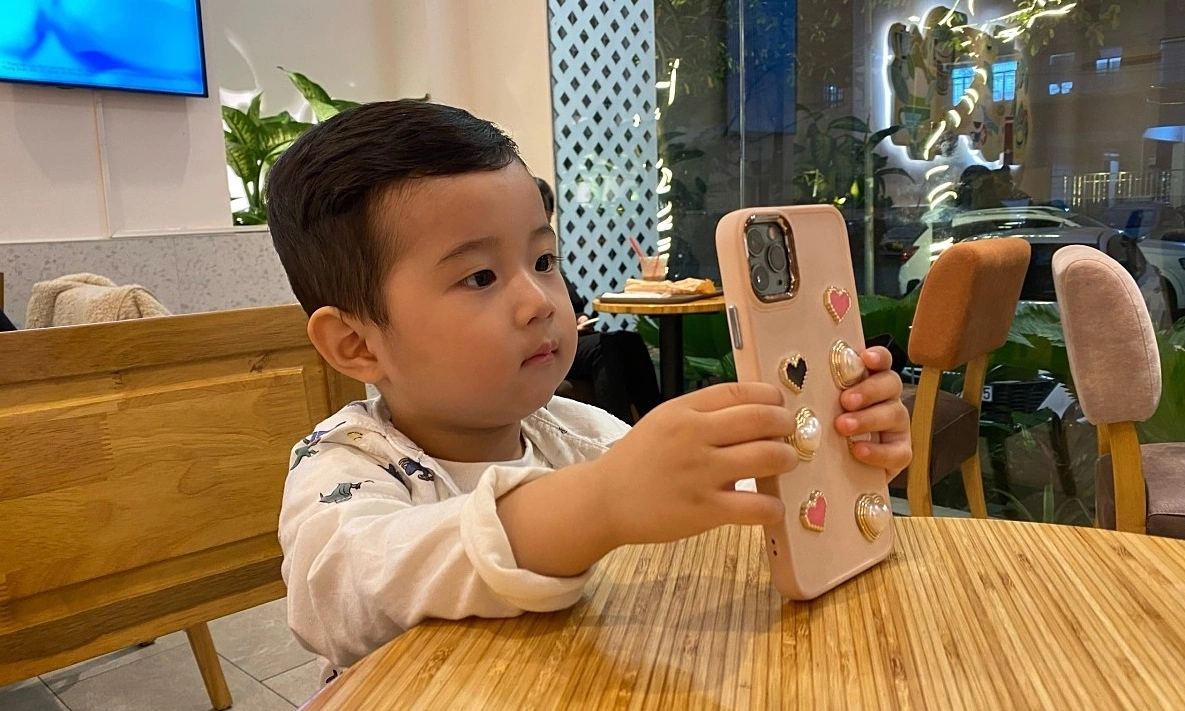 Trẻ nghiện điện thoại: Nguyên nhân, tác hại và giải pháp