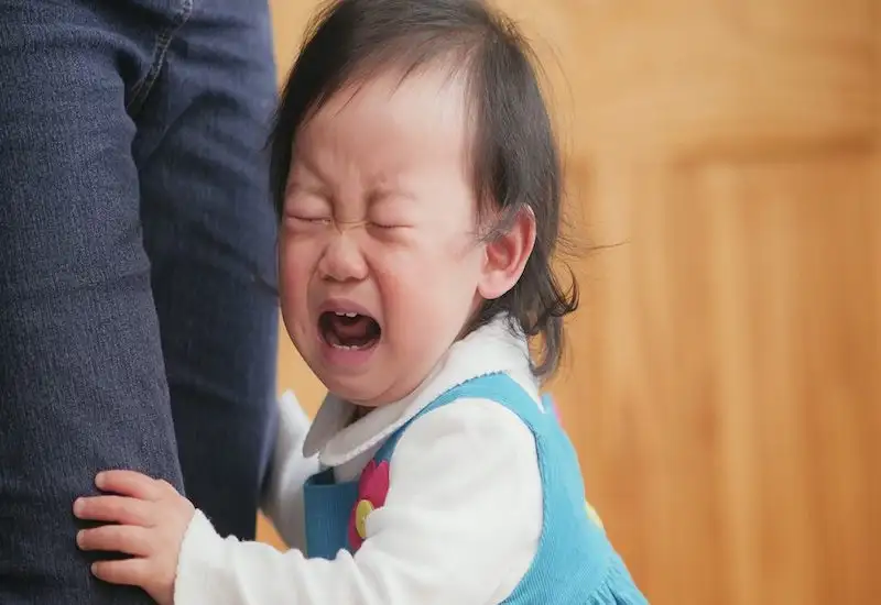 Làm gì khi trẻ giận dữ khóc ăn vạ: Cách xử trí thông minh của ba mẹ