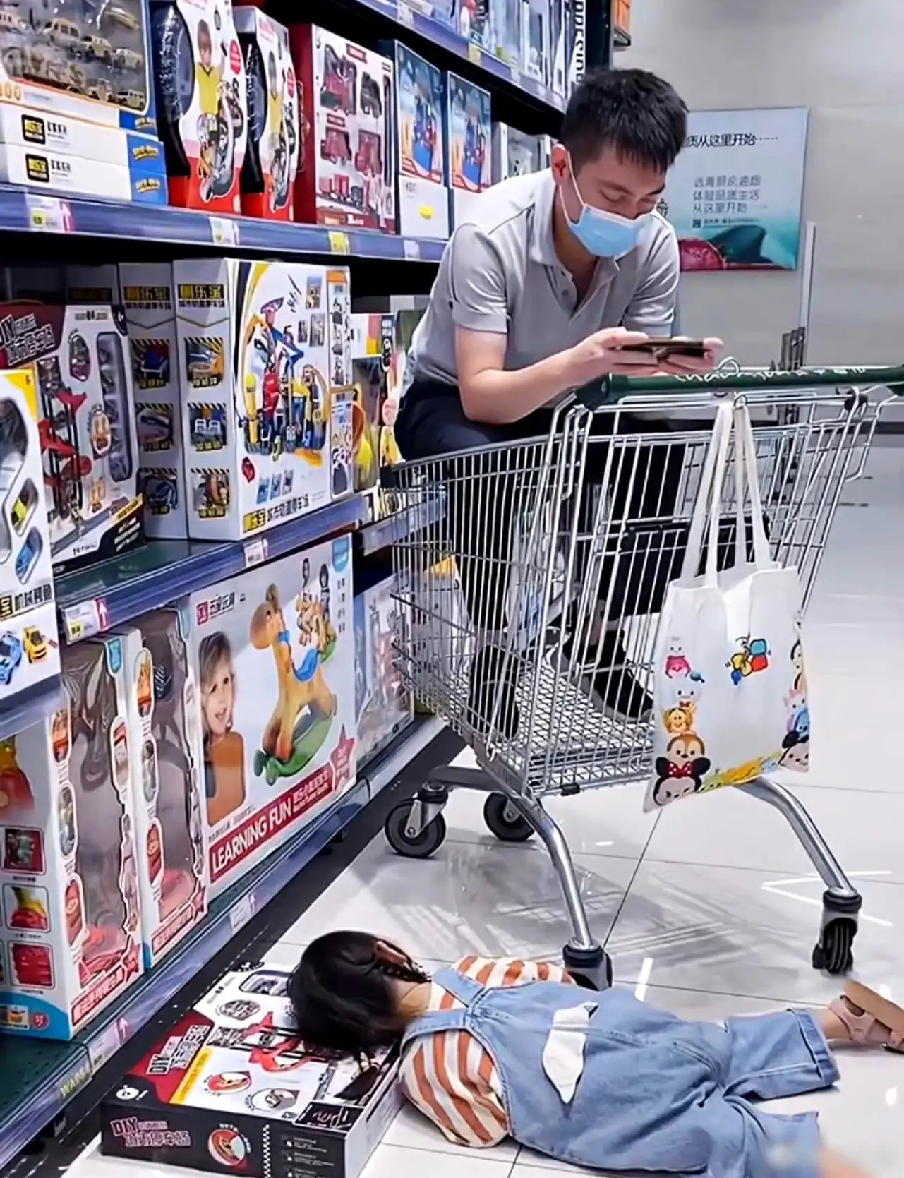 Xử lý cơn ăn vạ của trẻ ở nơi công cộng: Cách xử lý bình tĩnh và hiệu quả