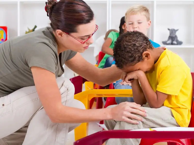 Xử lý cơn ăn vạ của trẻ ở nơi công cộng: Cách xử lý bình tĩnh và hiệu quả