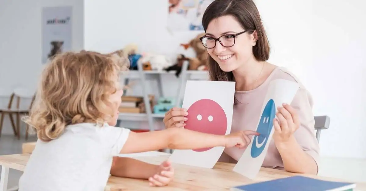 Dạy trẻ kỹ năng giao tiếp hiệu quả từ sớm: Ba mẹ đừng bỏ lỡ